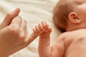 Discriminación laboral por embarazo o maternidad - dedos bebé