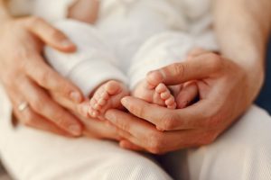 Discriminación laboral por embarazo o maternidad - pies bebé